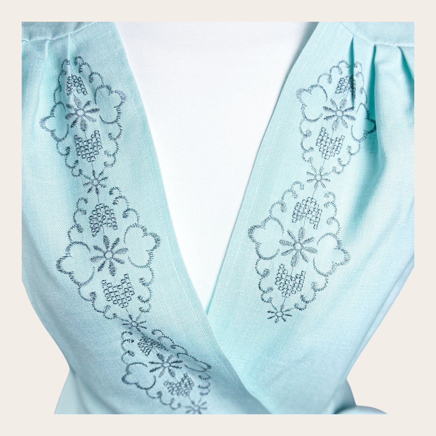 Elegancka sukienka kopertowa z haftem 36 S