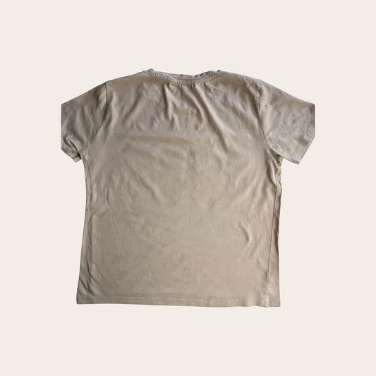 Beżowy damski T-shirt marki House z krótkim rękawem, widok z tyłu, wykonany z miękkiej bawełny TrickandChic