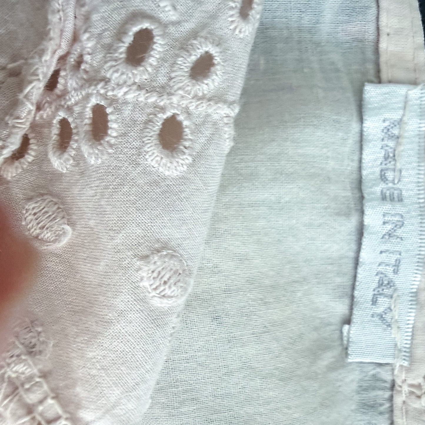 TrickandChic jasnoróżowa bluzka z ażurowym haftem i metką Made in Italy