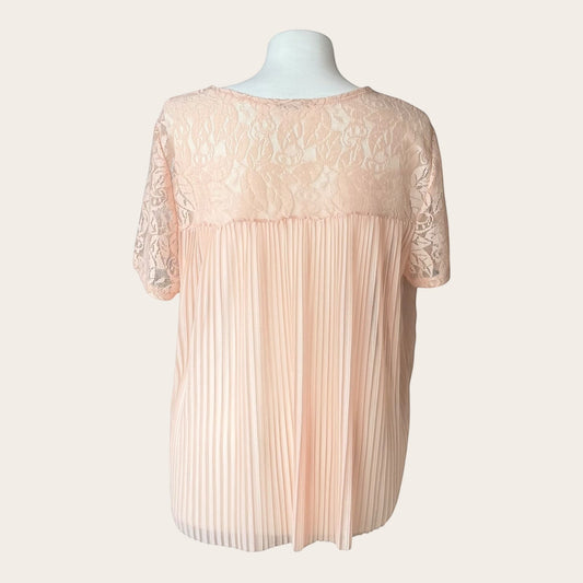 Elegancka bluzka TrickandChic w kolorze pudrowego różu z plisowanym dołem i ozdobnymi koronkowymi wstawkami na plecach