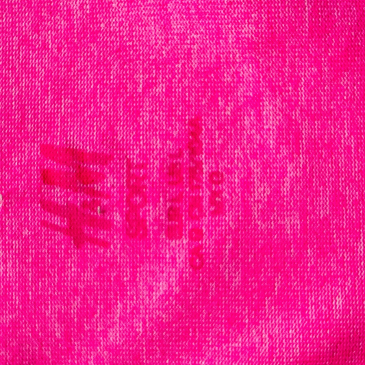 TrickandChic damska koszulka sportowa H&M Sport w intensywnym neonowym różu z delikatnym tłoczonym wzorem