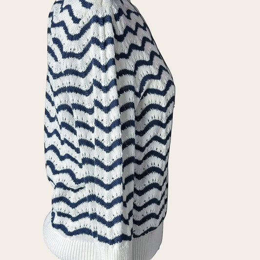 Damski sweter TrickandChic w biało-granatowe faliste paski z ażurowej dzianiny z rękawem 3/4 i dekoltem w łódkę