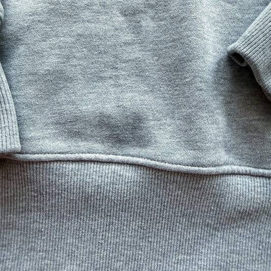Szara bluza z kapturem TrickandChic z bawełnianej dzianiny z widoczną drobną plamką przy kieszeni