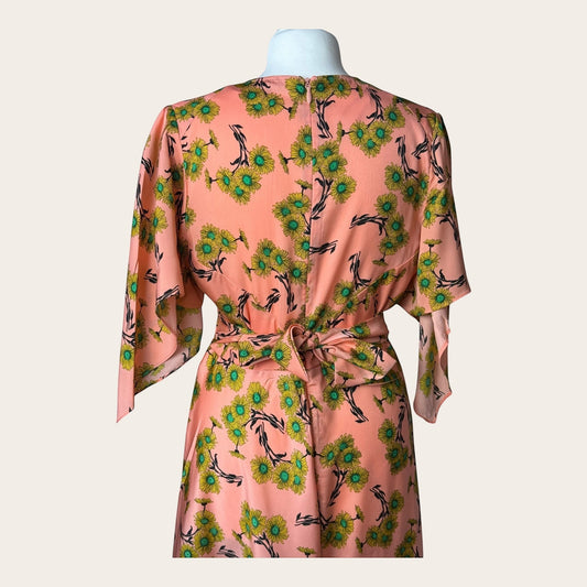 Łososiowa sukienka midi TrickandChic Topshop w kwiatowy wzór z wiązaniem w talii i rozszerzanymi rękawami