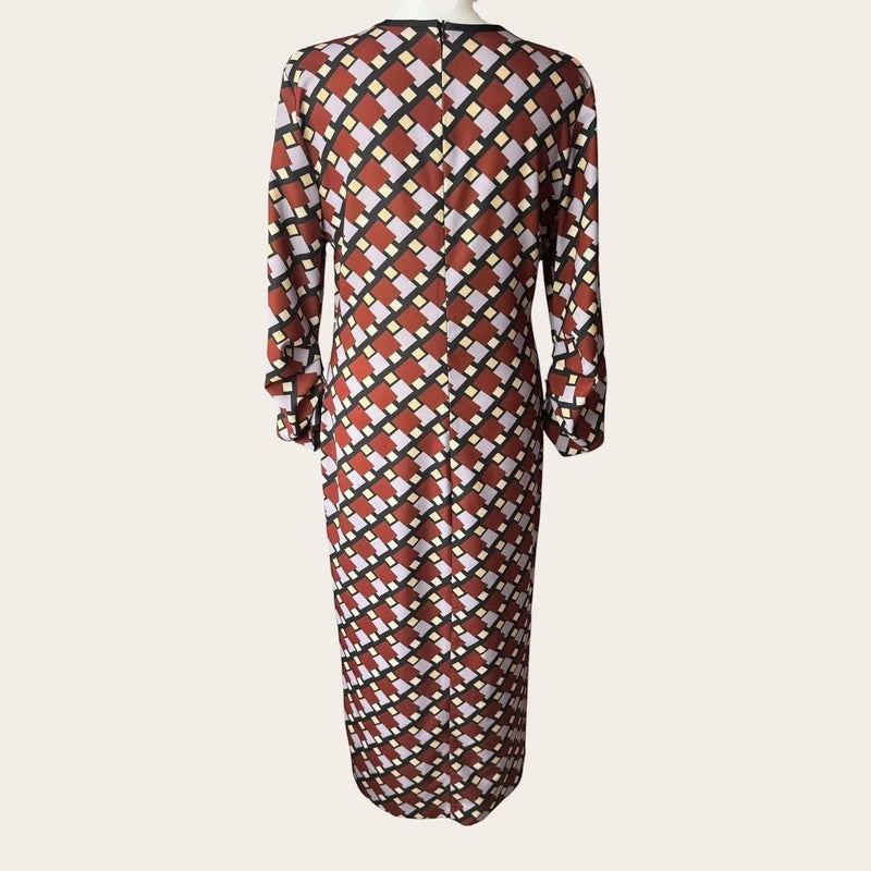 Sukienka maxi Reserved w geometryczny wzór retro, widok z tyłu z widoczną długością i rękawami