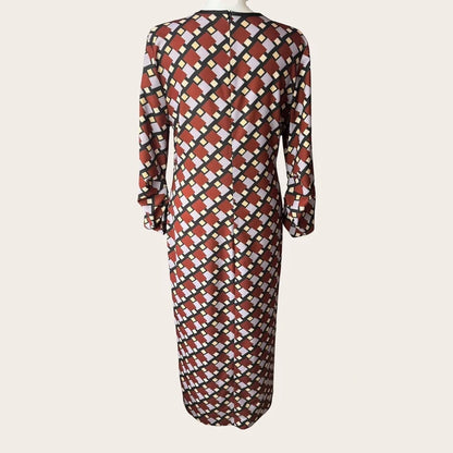 Sukienka maxi Reserved w geometryczny wzór retro, widok z tyłu z widoczną długością i rękawami