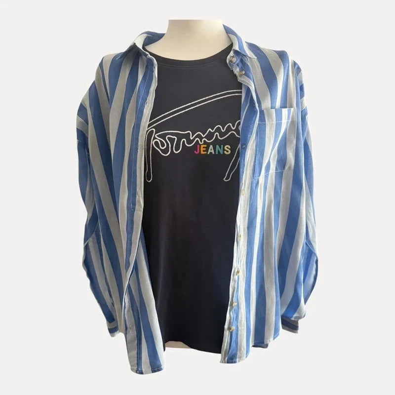 Rozpięta koszula Ichi w niebiesko-białe paski, w stylizacji z czarnym T-shirtem z nadrukiem