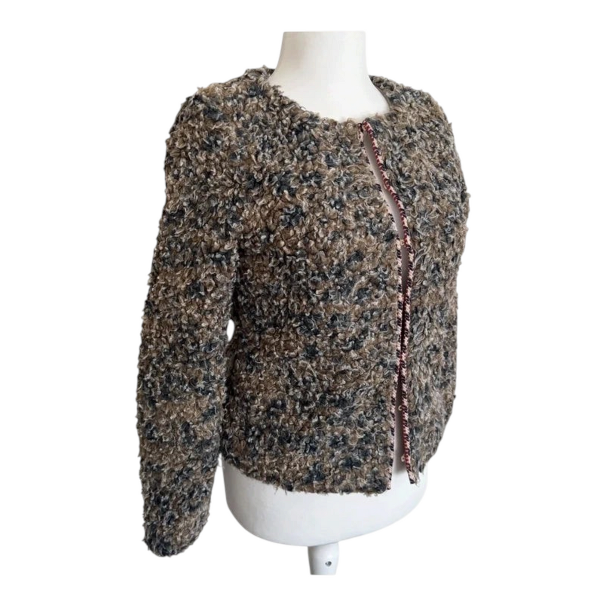 Brązowy żakiet Geisha z TrickandChic o fakturze baranka w stylu vintage i boho na manekinie
