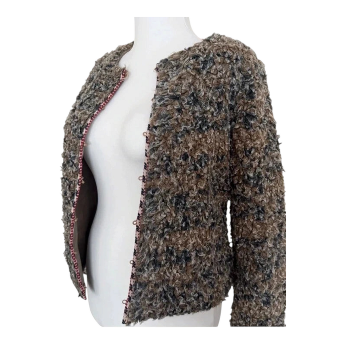 Brązowy żakiet TrickandChic Geisha z fakturą typu baranek w stylu vintage i boho na manekinie