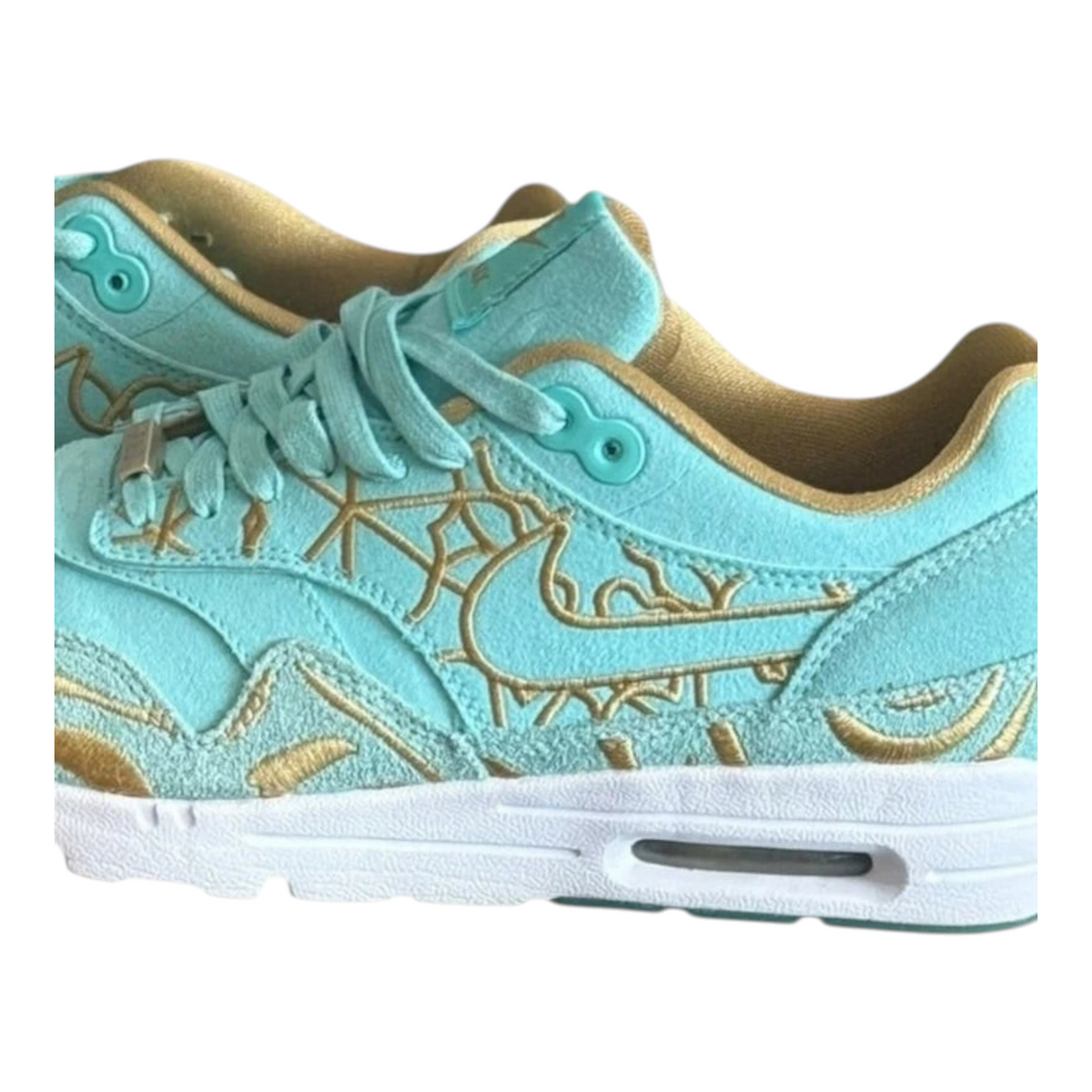 Damskie buty sportowe TrickandChic Nike Air Max 1 Ultra Paris w kolorze miętowym z barokowymi złotymi zdobieniami