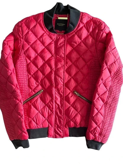 Bomberka Juicy Couture w kolorze fuksji, widok z przodu z pikowaniem w romby, czarnymi ściągaczami i kieszeniami na suwaki