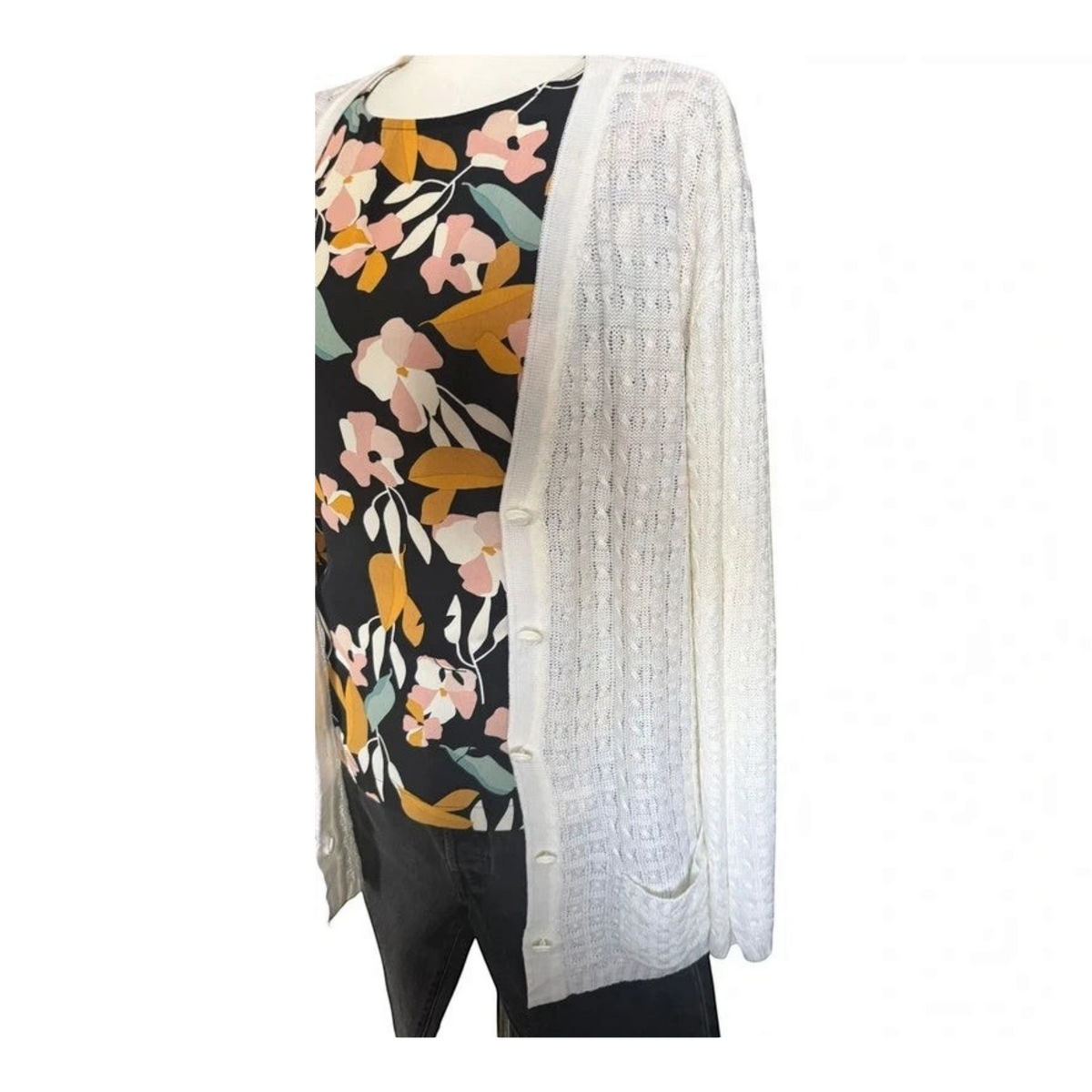 Zbliżenie przodu kardiganu ecru Fashion Jouly, widoczne guziki, kieszeń i długi rękaw