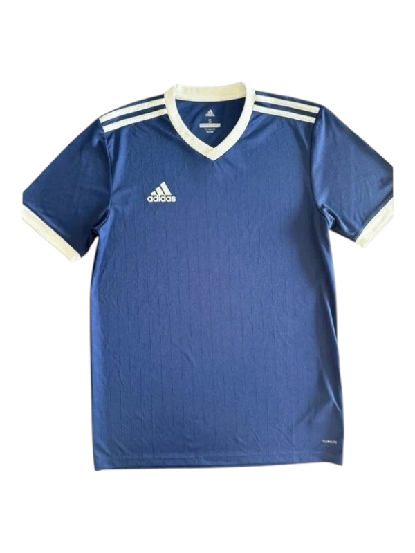Granatowa koszulka sportowa Adidas TrickandChic z technologią Climalite, białym dekoltem i paskami na ramionach.