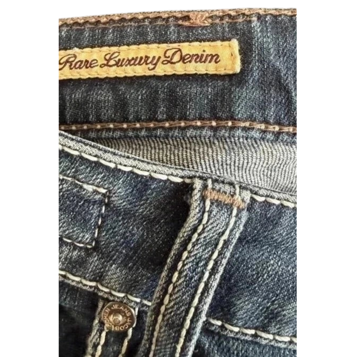 Zbliżenie na detale jeansów TrickandChic Jacob Cohën z linii Rare Luxury Denim, widoczne przeszycia i metalowy guzik.