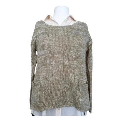 Beżowy sweter oversize Atmosphere z kieszeniami, prezentowany na manekinie z białą koszulą pod spodem