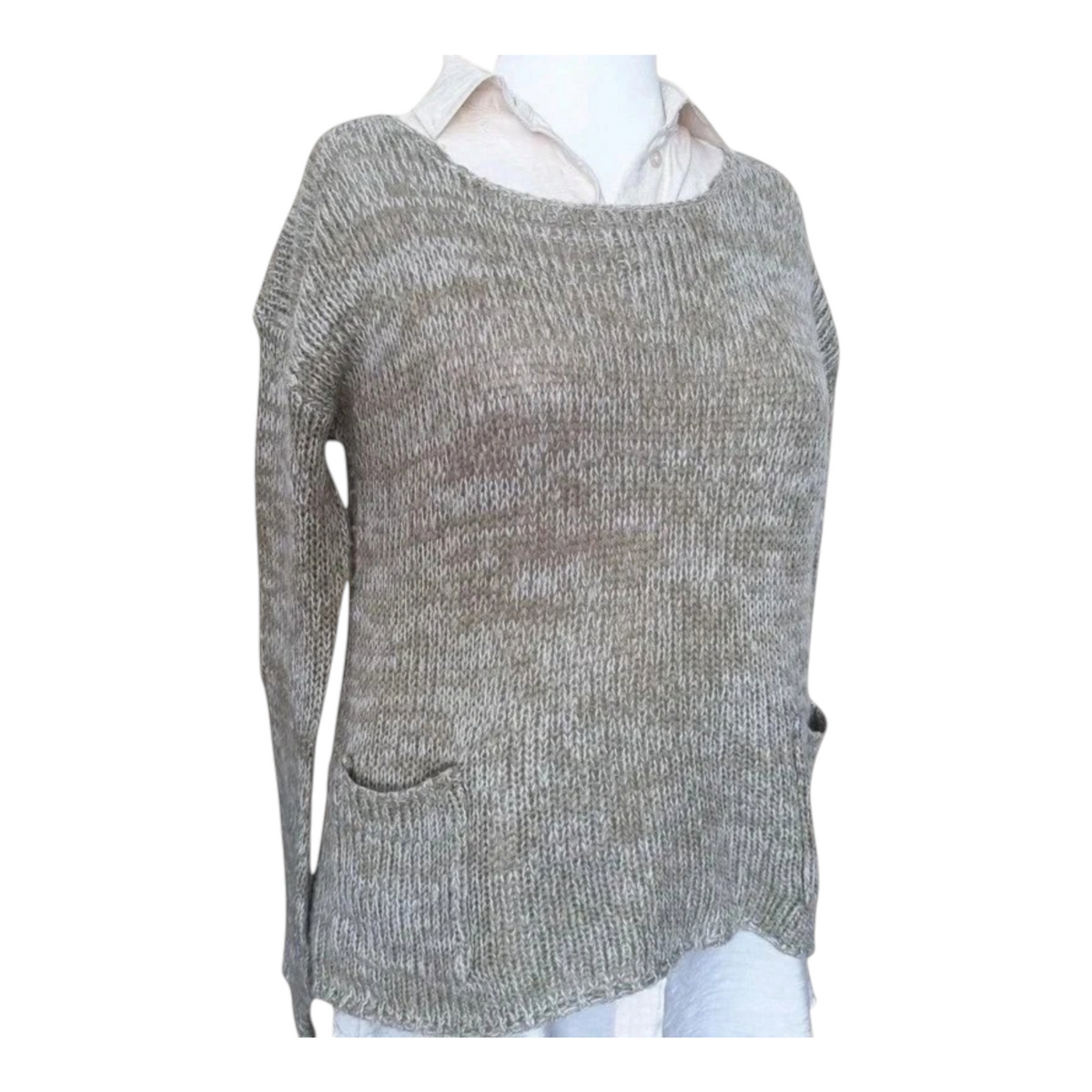 Beżowy sweter oversize marki TrickandChic z akrylu o luźnym kroju z dwiema kieszeniami na manekinie