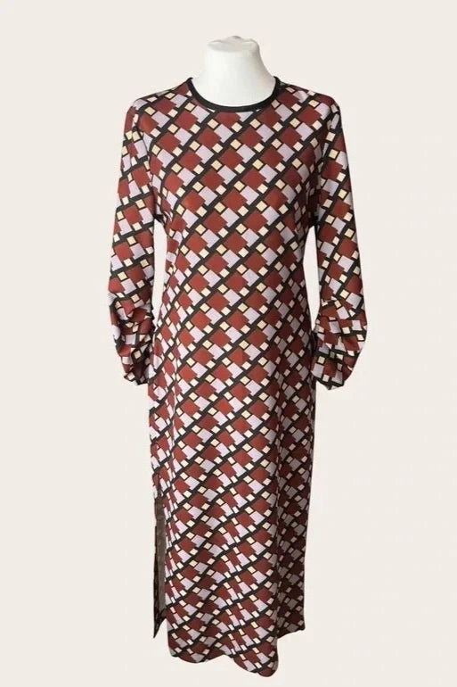 Sukienka maxi Reserved w geometryczny wzór retro w odcieniach ceglastym, czarnym i kremowym, widok z przodu