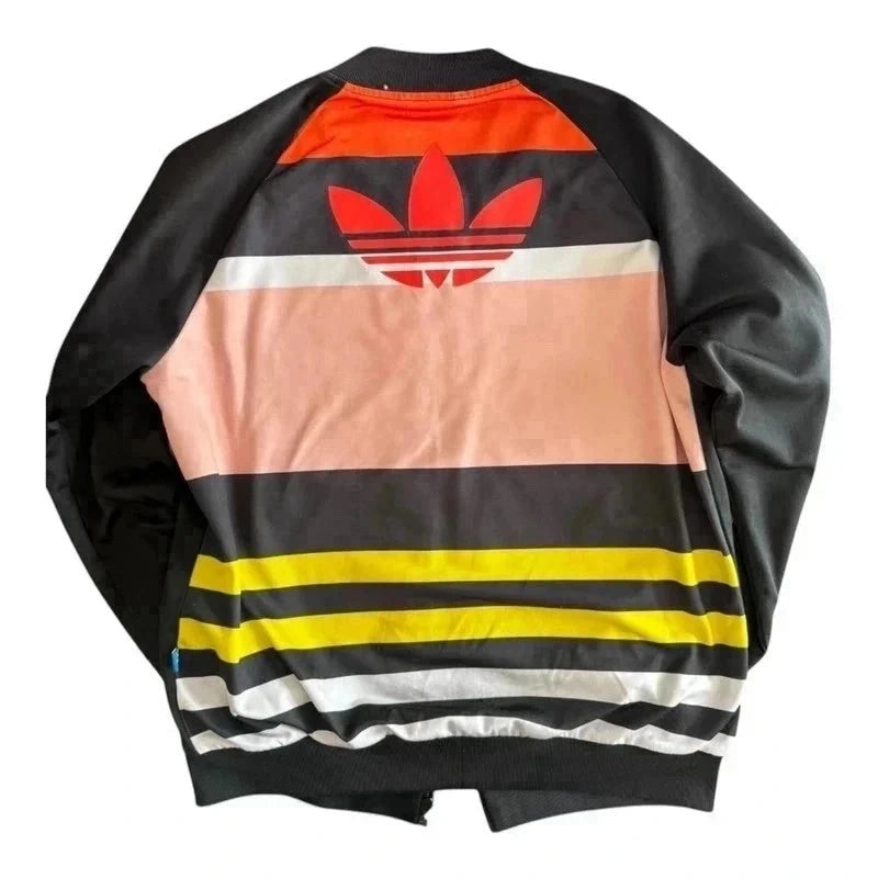 Bluza Adidas Originals ułożona tyłem na płasko, z kolorowymi pasami i dużym logo Trefoil