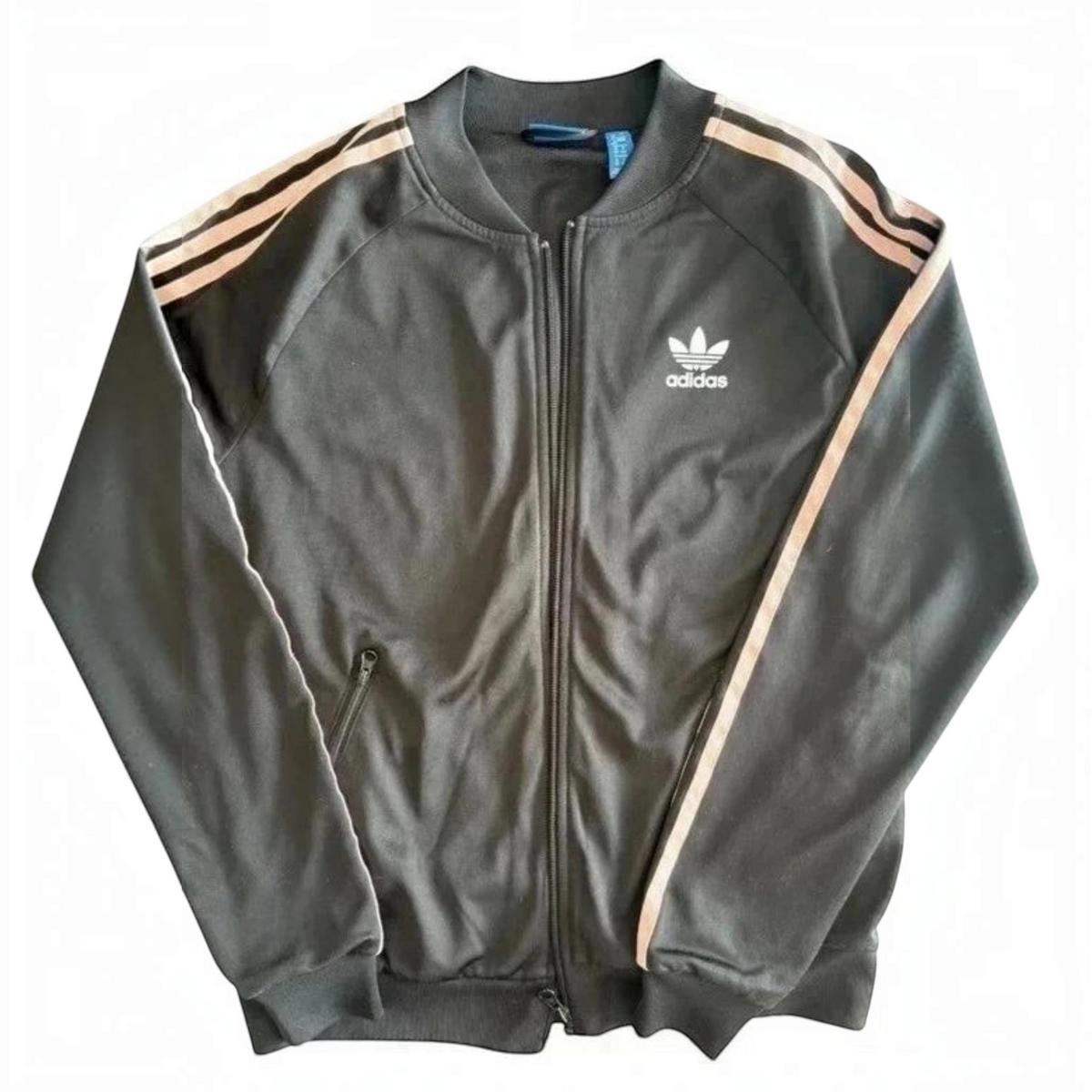 Przód bluzy Adidas Originals z kieszeniami na suwaki, ściągaczami i trzema jasnoróżowymi paskami na rękawach