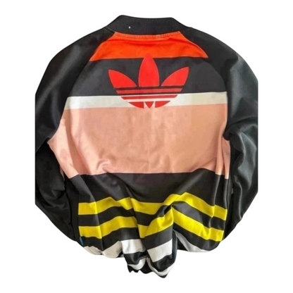 Tył bluzy Adidas Originals z dużym czerwonym logo Trefoil i pasami w kolorach różowym, pomarańczowym, żółtym i białym
