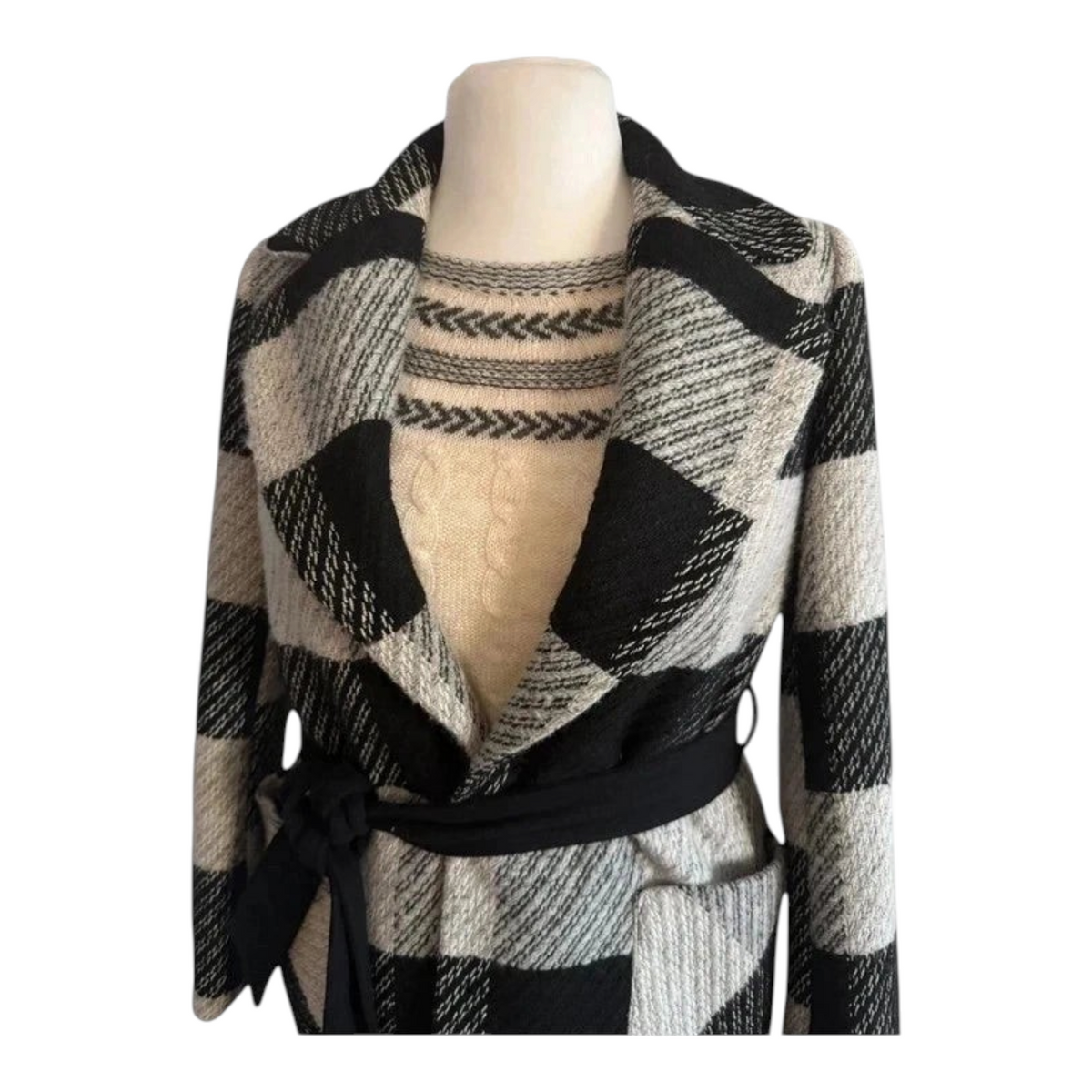 Damski płaszcz TrickandChic Papaya w czarno-kremową kratę z wełną, szlafrokowy krój z wiązanym paskiem w talii