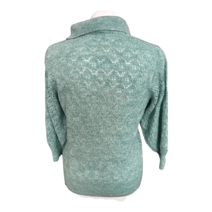 Tył miętowej bluzki polo Next z ażurowym splotem pointelle i rękawami 3/4 w stylu retro od TrickandChic