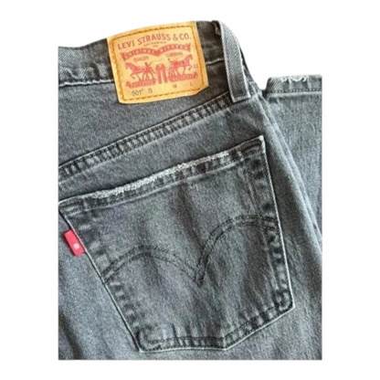 Szare jeansy vintage Levi's 501 od TrickandChic z charakterystyczną czerwoną metką R tab i skórzaną naszywką