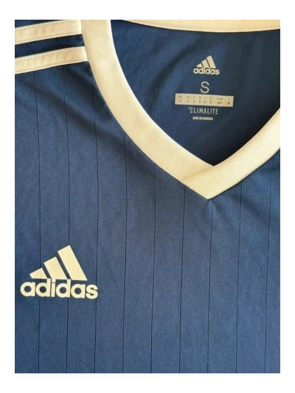 Granatowa koszulka sportowa TrickandChic Adidas z technologią Climalite i dekoltem w serek