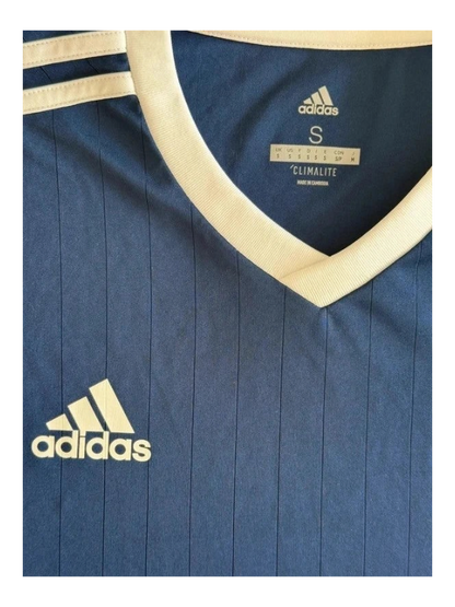 Granatowa koszulka sportowa TrickandChic Adidas z technologią Climalite i dekoltem w serek