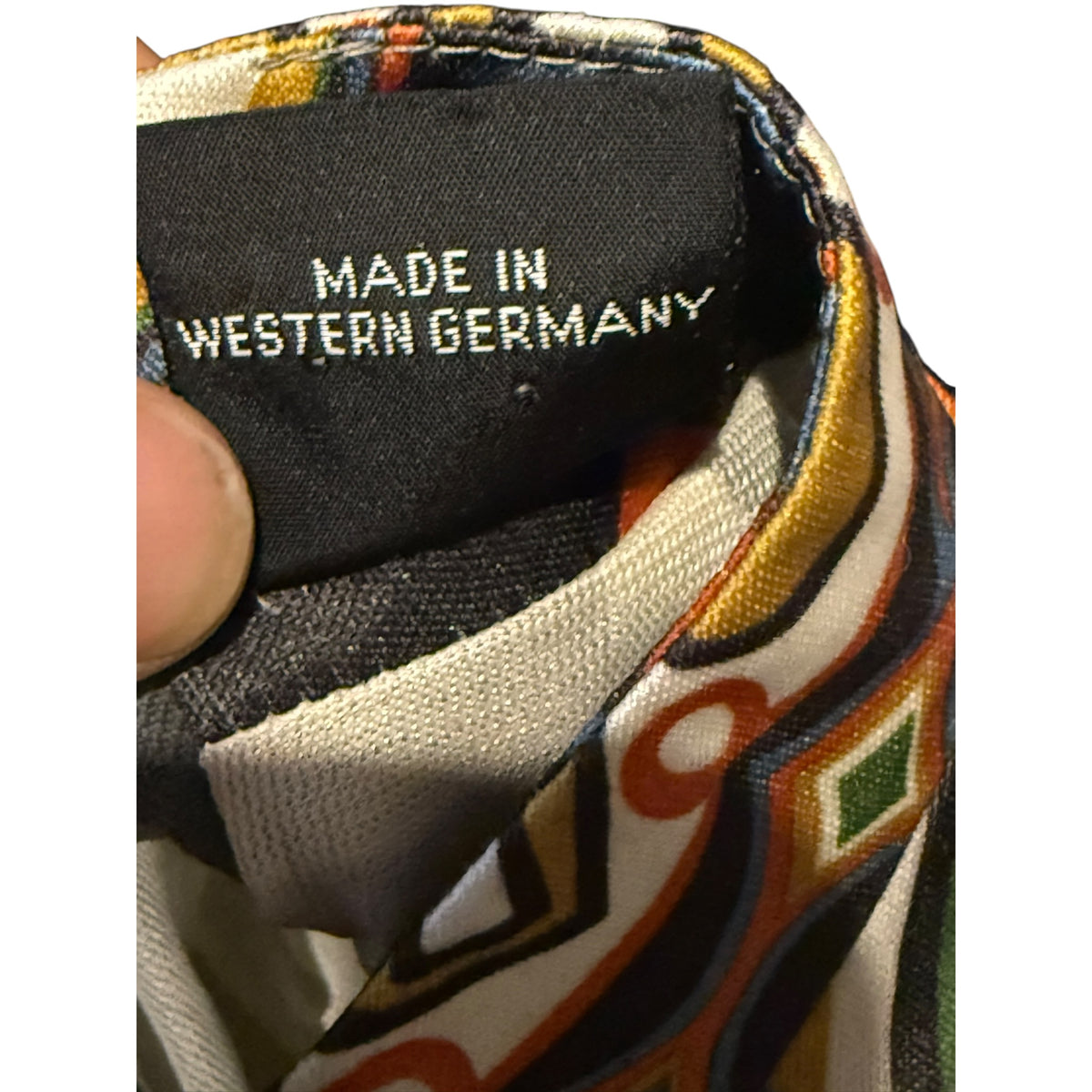 Wzorzysta bluzka vintage Ina – detal półgolfu