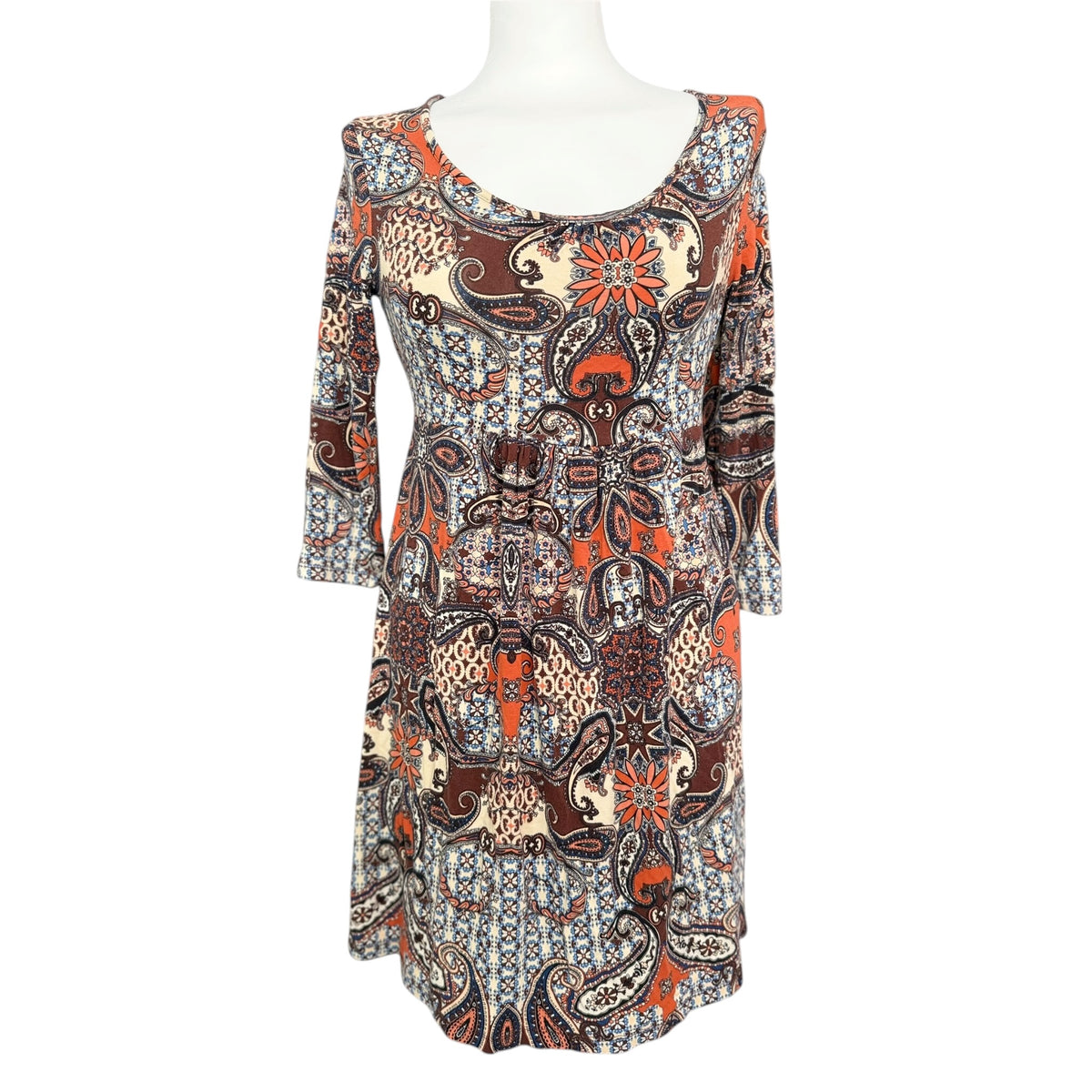 Sukienka boho w stylu retro, widok całego przodu z kwiatowym wzorem paisley
