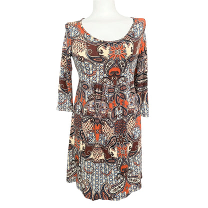 Sukienka boho w stylu retro, widok całego przodu z kwiatowym wzorem paisley