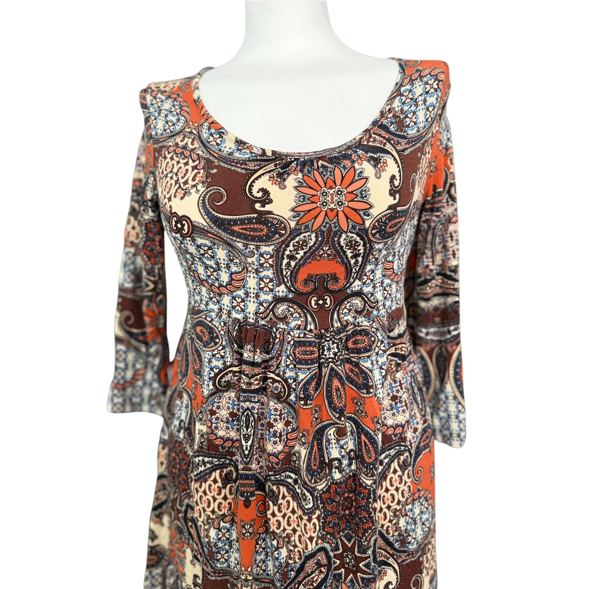 Przód sukienki boho w wielokolorowy wzór paisley, z zaokrąglonym dekoltem i rękawami 3/4