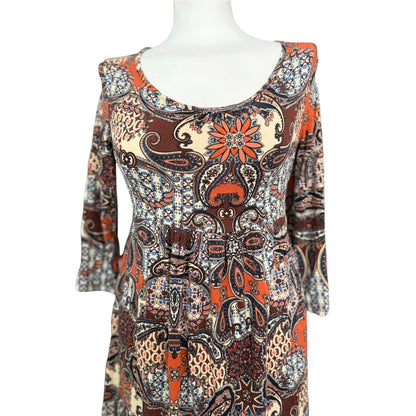 Przód sukienki boho w wielokolorowy wzór paisley, z zaokrąglonym dekoltem i rękawami 3/4