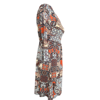 Sukienka boho w brązowo-pomarańczowy wzór paisley z błękitnymi detalami, widok z boku