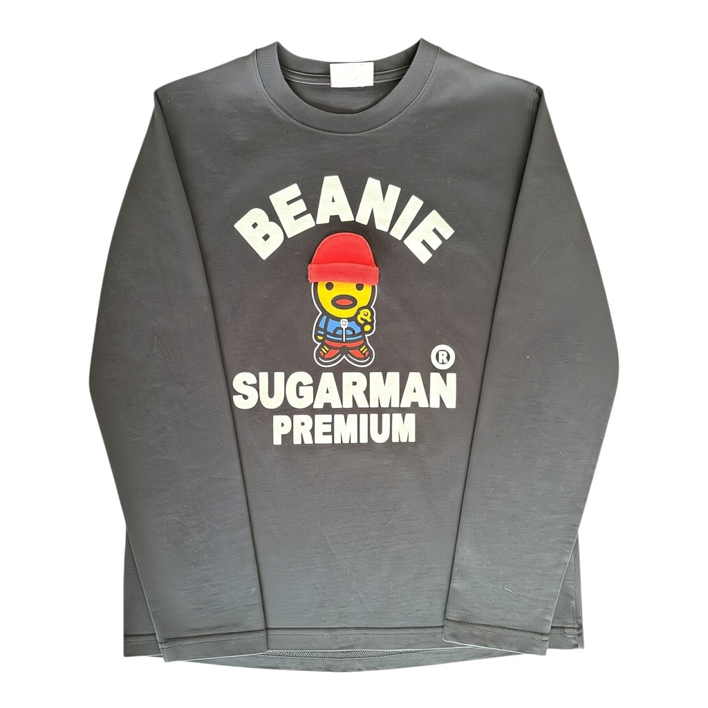 Czarna koszulka longsleeve Sugarman Premium – przód z nadrukiem Beanie Sugarman Premium i kolorową postacią
