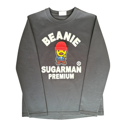 Czarna koszulka longsleeve Sugarman Premium – przód z nadrukiem Beanie Sugarman Premium i kolorową postacią