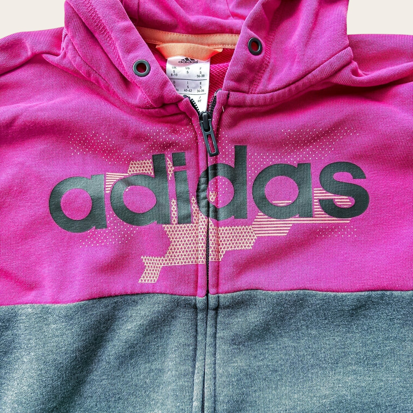 TrickandChic damska bluza adidas z kapturem w kolorze różowym i szarym z dużym czarnym logo na przodzie