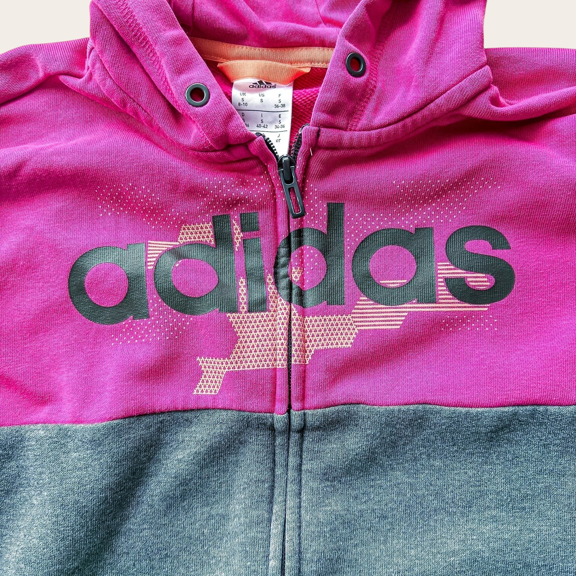 TrickandChic damska bluza adidas z kapturem w kolorze różowym i szarym z dużym czarnym logo na przodzie