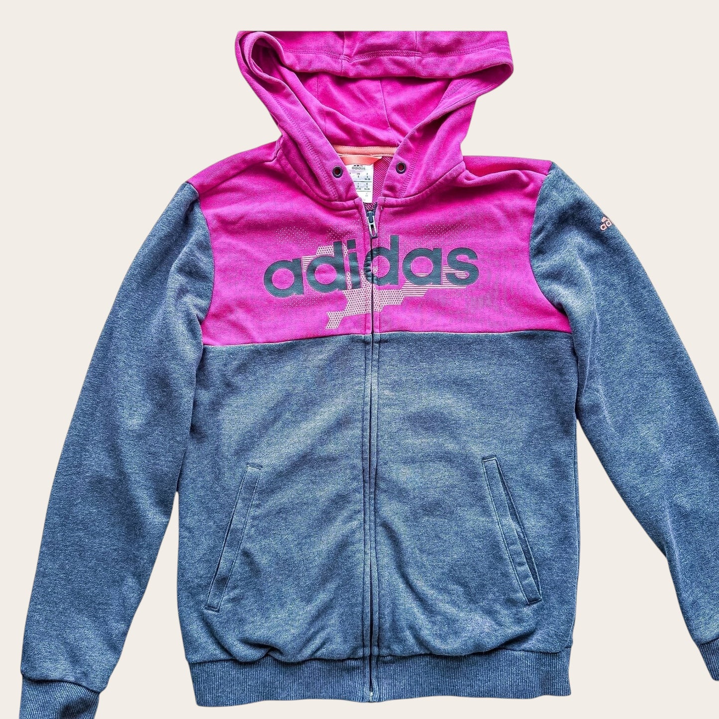 TrickandChic rozpinana bluza z kapturem adidas w kolorze różowo-szarym z logo na piersi i kieszeniami