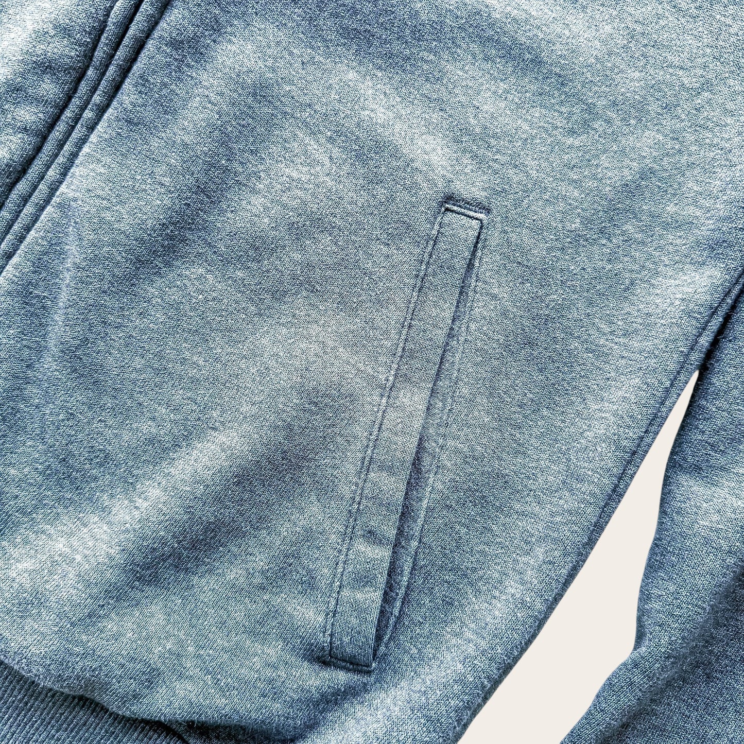 Szara melanżowa kieszeń bluzy TrickandChic adidas z miękkiego poliestru