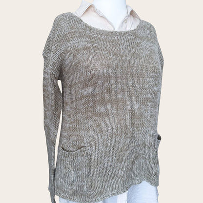 Beżowy sweter TrickandChic Atmosphere z kieszeniami, wykonany z miękkiej dzianiny z delikatnym srebrnym połyskiem.
