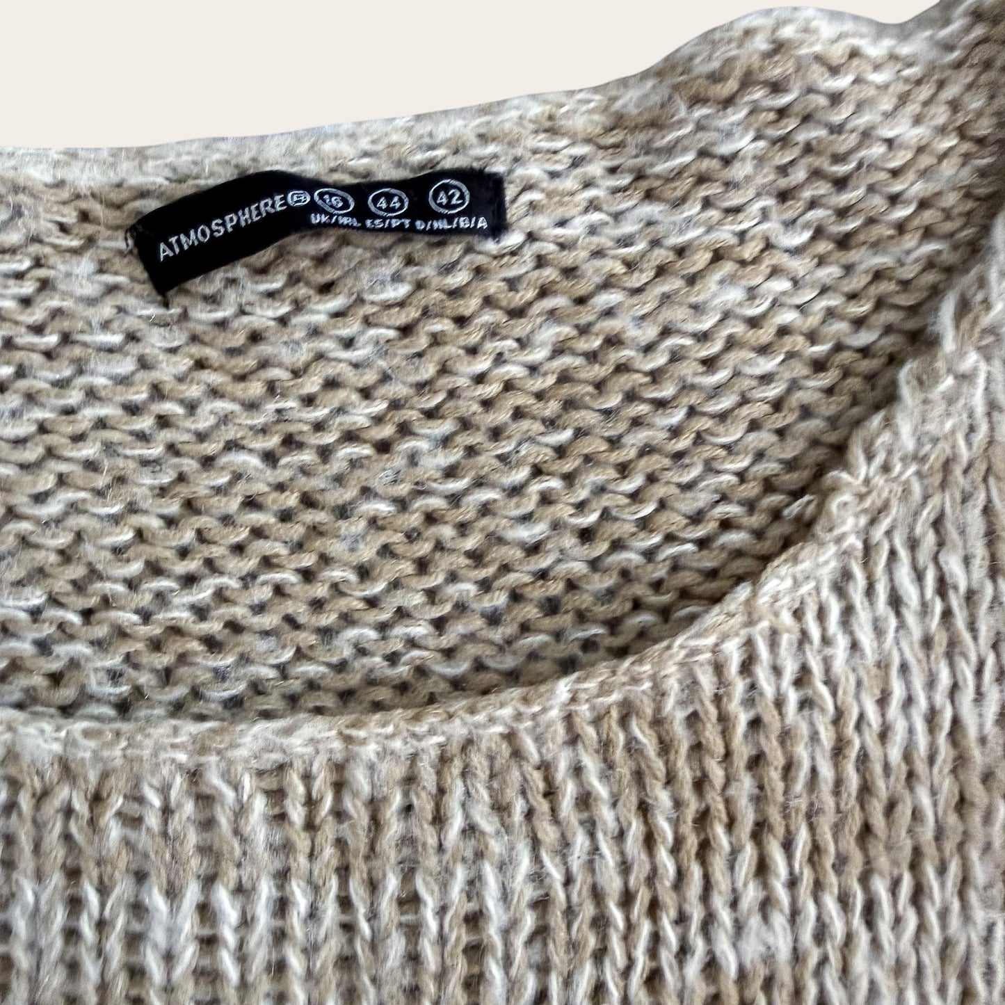 Beżowy sweter TrickandChic Atmosphere z dzianiny o melanżowym splocie z delikatnym srebrnym połyskiem
