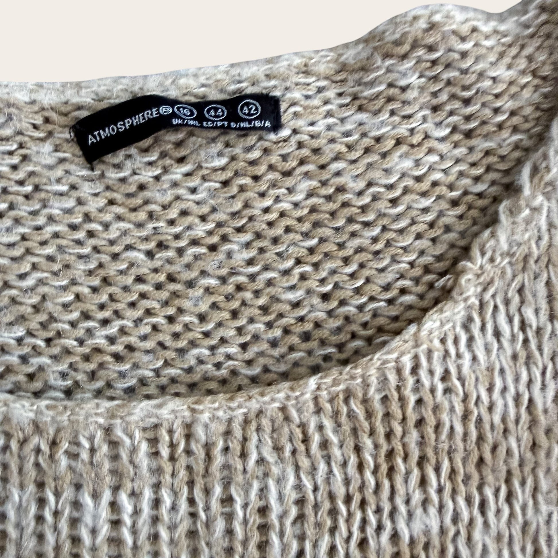 Beżowy sweter TrickandChic Atmosphere z dzianiny o melanżowym splocie z delikatnym srebrnym połyskiem