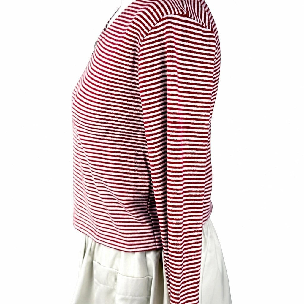 Damski top TrickandChic Beyond Vintage w czerwono-białe paski z długim rękawem i zamkiem przy dekolcie, widok z boku.