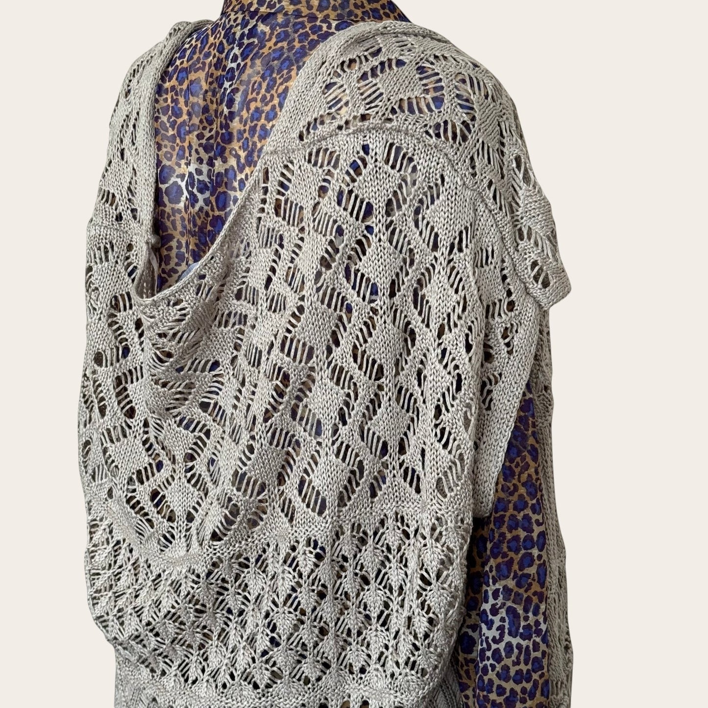 Beżowy ażurowy kardigan TrickandChic w stylu boho z dzianiny o wzorze w romby i wachlarze, widok z tyłu na manekinie.