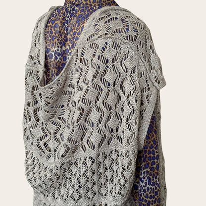 Beżowy ażurowy kardigan TrickandChic w stylu boho z dzianiny o wzorze w romby i wachlarze, widok z tyłu na manekinie.