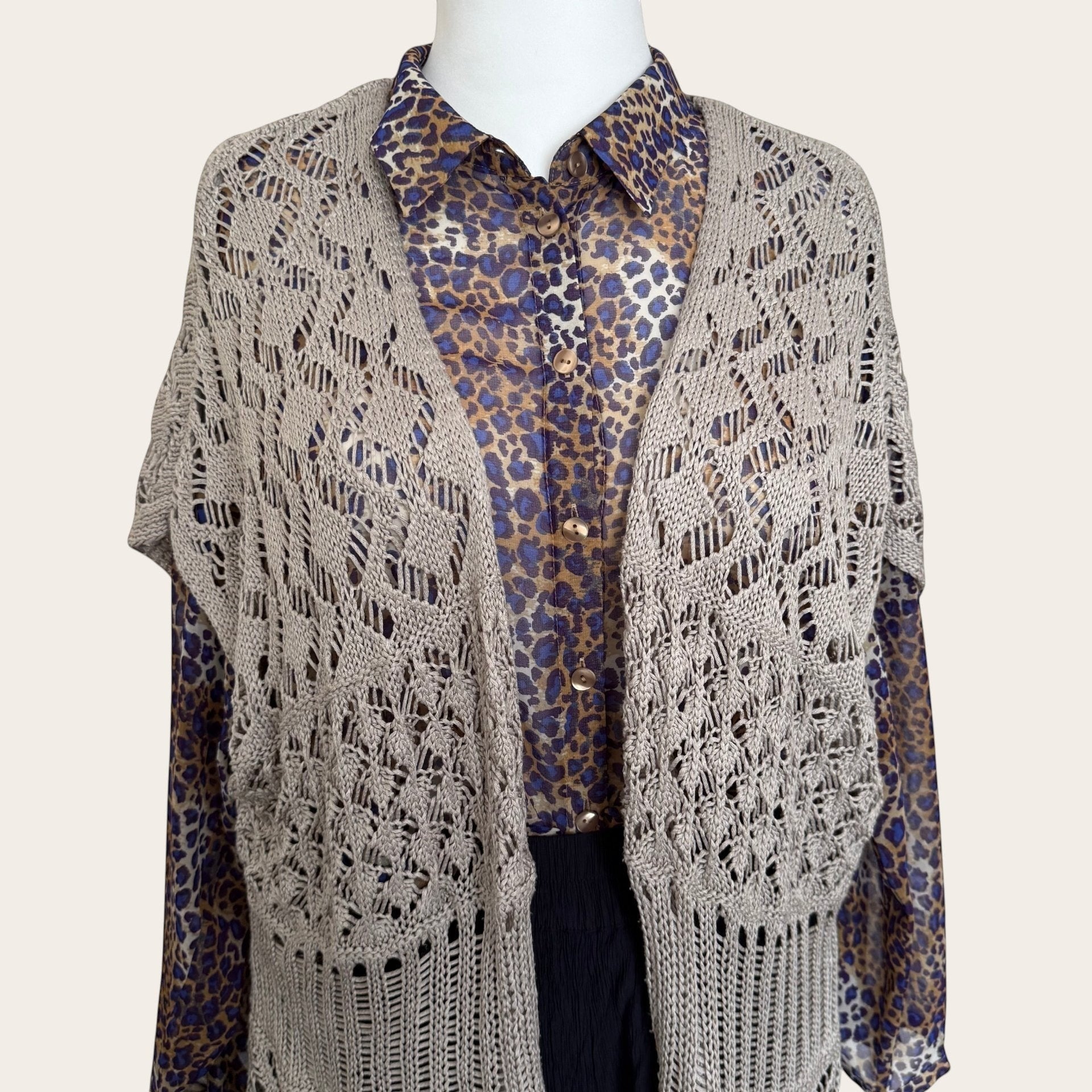 Beżowy ażurowy kardigan TrickandChic w stylu boho z frędzlami narzucony na koszulę w panterkę