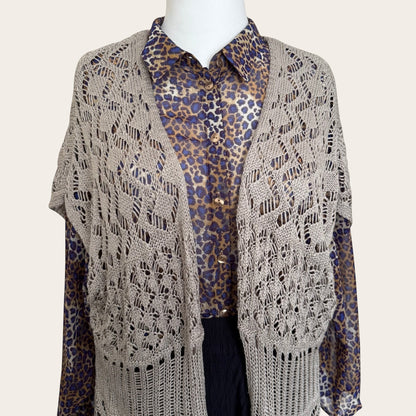 Beżowy ażurowy kardigan TrickandChic w stylu boho z frędzlami narzucony na koszulę w panterkę