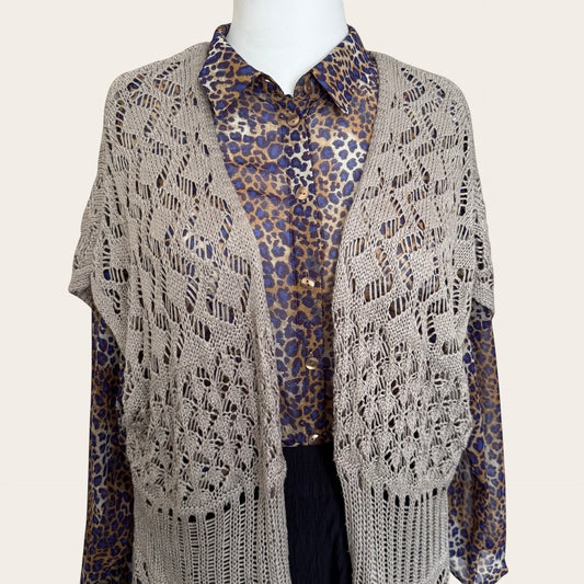 Beżowy ażurowy kardigan TrickandChic w stylu boho z frędzlami narzucony na koszulę w panterkę